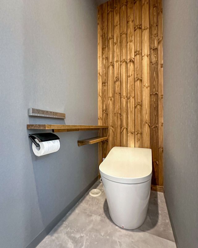 ✎𓂃　シックなトイレ空間 
.
【 森に暮らす家 】
．
お施主様ご希望のイメージに合わせたトイレ空間づくり
.
濃いグレークロスを取り入れた落ち着いた雰囲気で、
床には、大理石調の大判Pタイルを採用
.
背面の壁に仕上げた木製パネリングがおしゃれで
シックなトイレ空間をつくりだしてくれています
.
.
✄---------- ｷ ﾘ ﾄ ﾘ ----------✄

˗ˏˋ 高断熱 × 高気密 = 高性能住宅 ˎˊ˗

私たちは、高性能住宅を前提とした
お施主さまと一緒に創りあげる
自由設計の注文住宅づくりをしています⚒︎ ⚒︎

「 家を建てたい 」
「 住み心地のいい空間をつくりたい 」
「 リフォームをしたい 」

という暮らしのことを考える人々の
ご参考になれるアカウントを目指してます✍︎

ぜひ、ごゆっくりしていってくださいね🕊️
☟
@koki_kensetu

✄----------ｷ ﾘ ﾄ ﾘ ----------✄

#光輝建設
#網走新築
#注文住宅
#長期優良住宅
#4倍断熱の家
#高断熱高気密
#工務店がつくる家
#WOODICO
#Yksi
#森の家
#平屋の暮らし
#トイレデザイン
#グレークロス